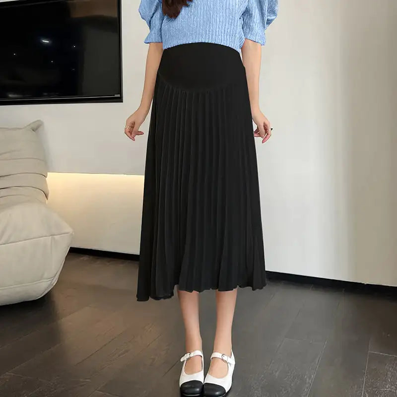 Pregnant woman wearing lightweight chiffon pleated maternity skirt, black and white summer style